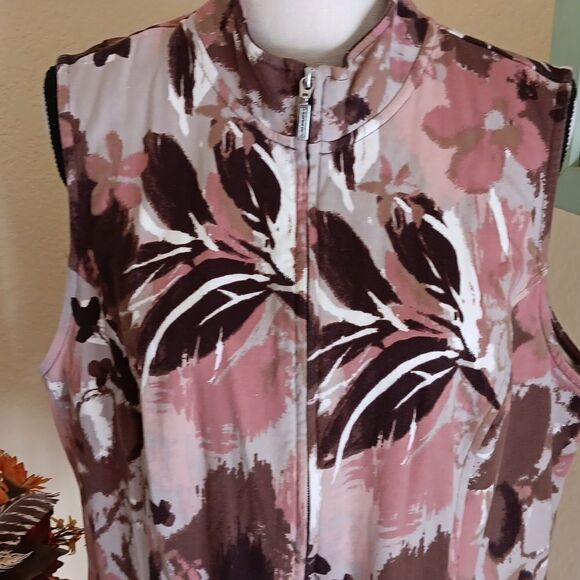 D&CO. Active Zip Up Vest - Picture 2 of 11